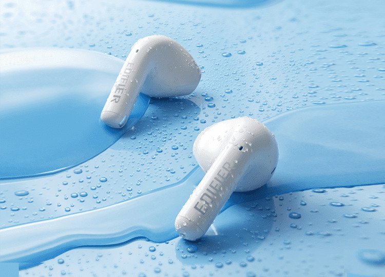 Người dùng thể thao với tai nghe Edifier X2s đạt chuẩn IP54 kháng nước bụi