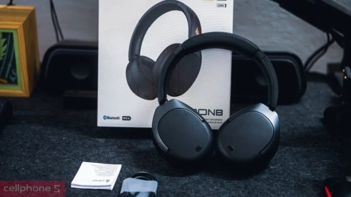 Người dùng trải nghiệm âm nhạc với tai nghe over ear cỡ lớn, sang trọng.