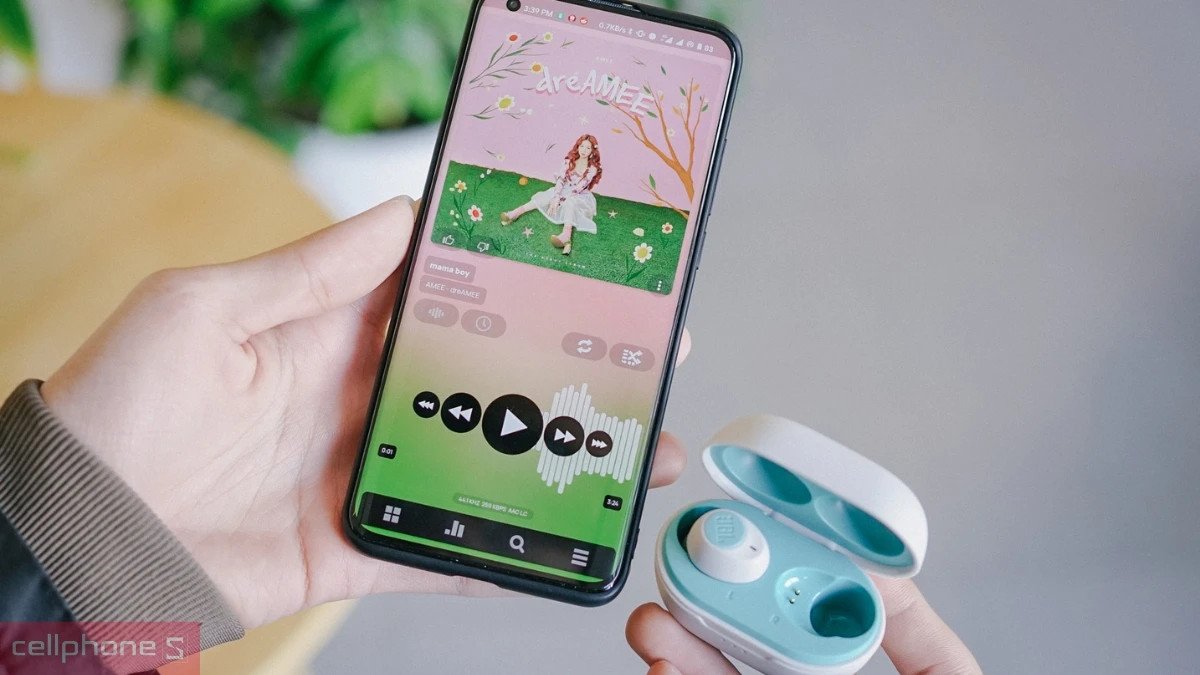 Người dùng trải nghiệm âm thanh sống động với tai nghe JBL Bluetooth over-ear