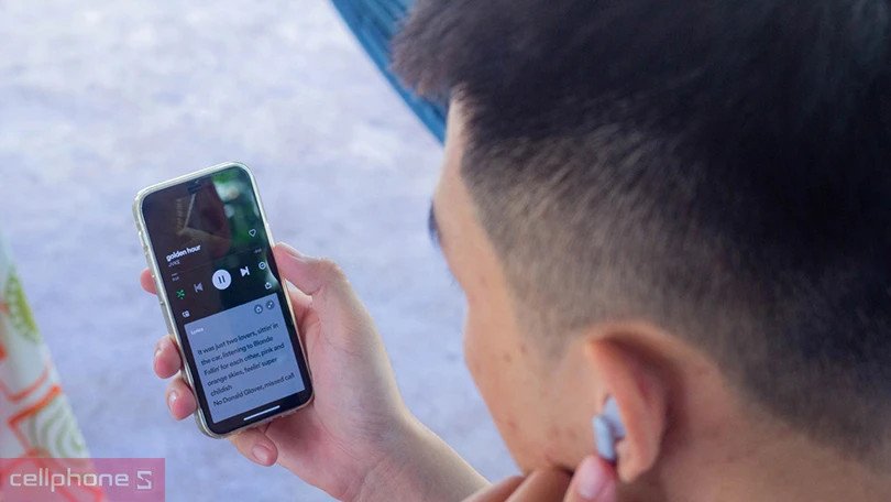 Người dùng trải nghiệm công nghệ chống ồn AI của tai nghe Huawei Freebuds 5i trong cuộc gọi.