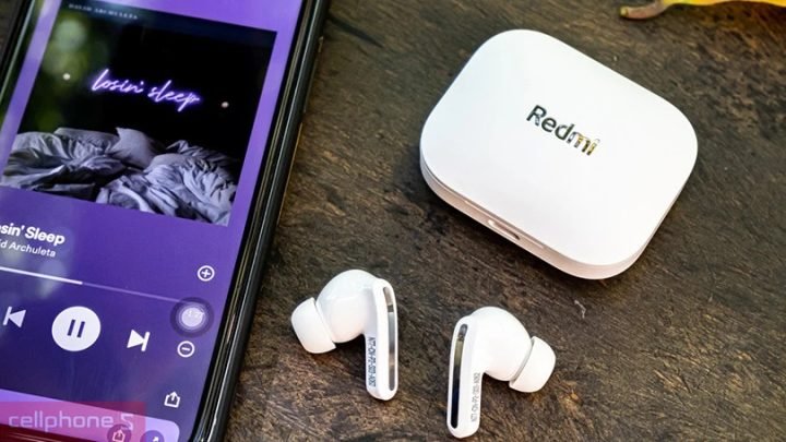Người dùng trải nghiệm tính năng khử tiếng ồn chủ động trên tai nghe Redmi Buds 5