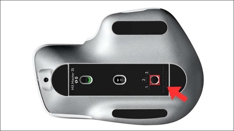 Nhấn Easy Switch để chuột Logitech sẵn sàng ghép nối với MacBook qua Bluetooth