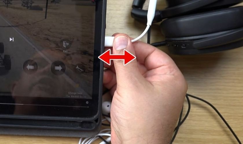 Phương pháp thử nhanh: Cắm và rút tai nghe để khắc phục lỗi tắt chế độ tai nghe trên iPad