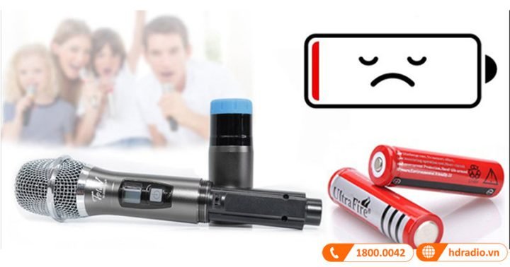 Pin AA được lắp vào thân micro, minh họa việc kiểm tra nguồn cấp cho micro bluetooth.