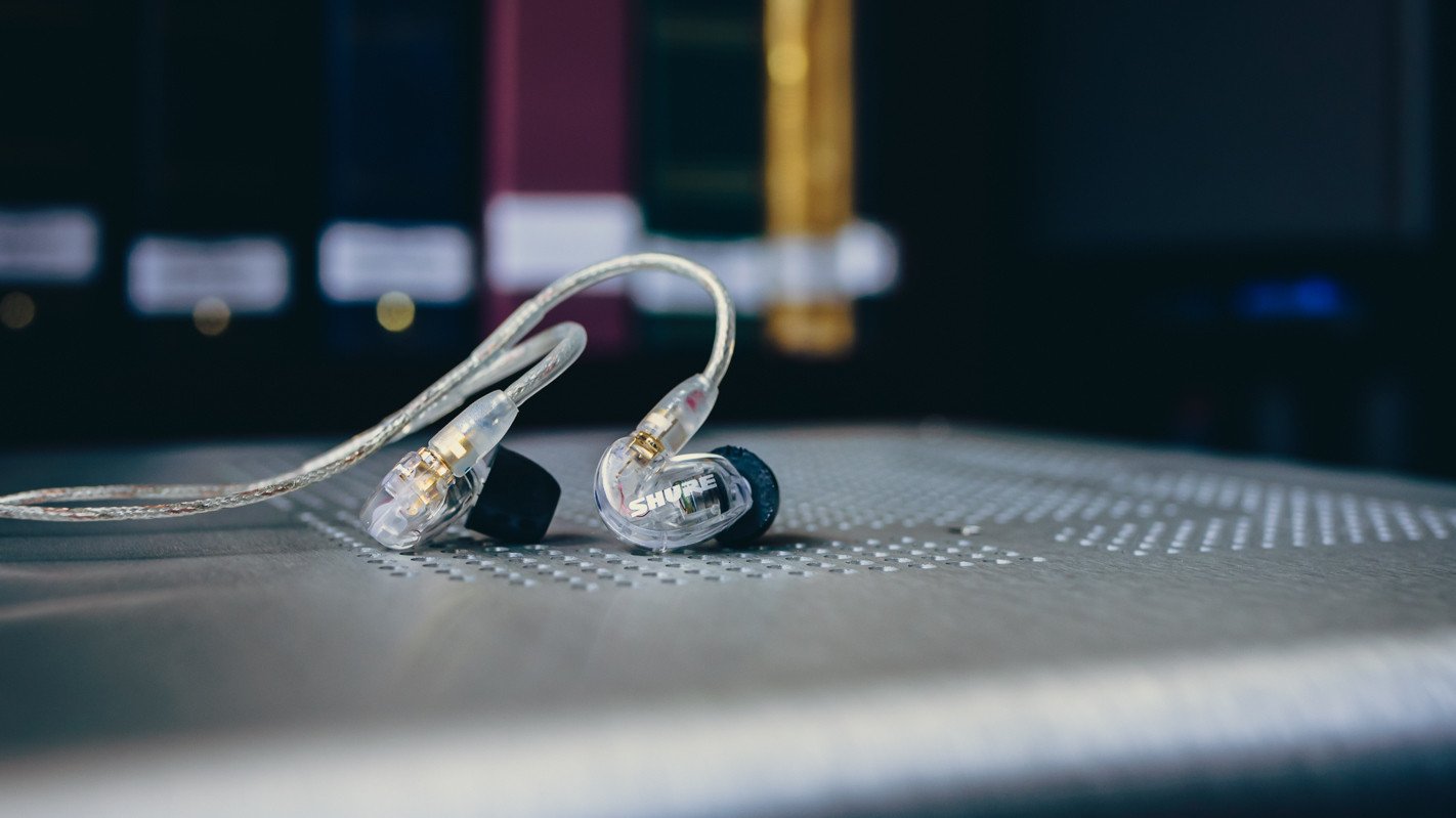 Shure SE215, một lựa chọn tai nghe kiểm âm nhét tai phổ biến với vỏ trong suốt