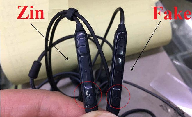 So sánh jack cắm và khớp nối tai nghe AKG thật và giả