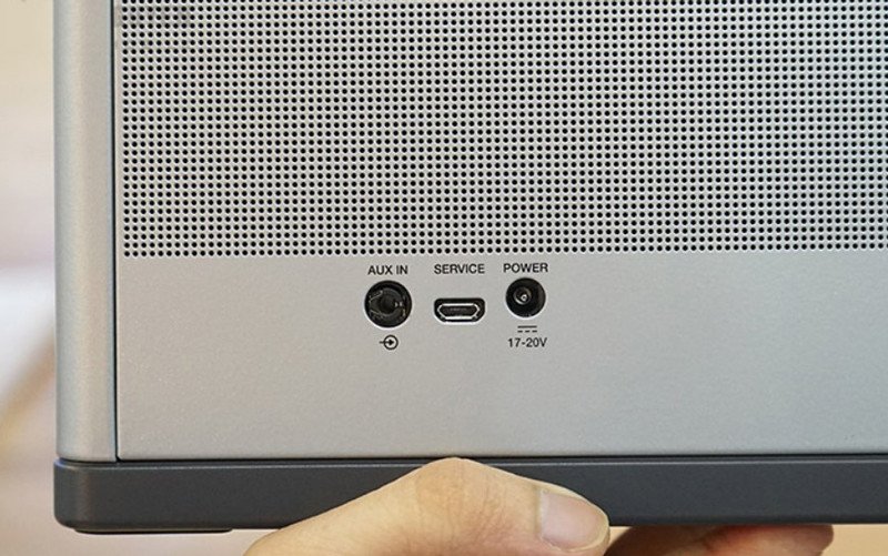 Sử dụng cáp AUX 3.5mm để kết nối điện thoại với loa Bluetooth hoặc hệ thống âm thanh xe hơi