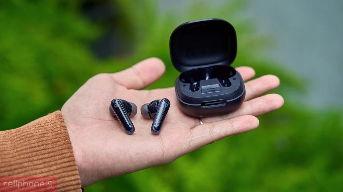 Tai nghe Anker màu đen trong hộp sạc đóng, thể hiện thiết kế nhỏ gọn
