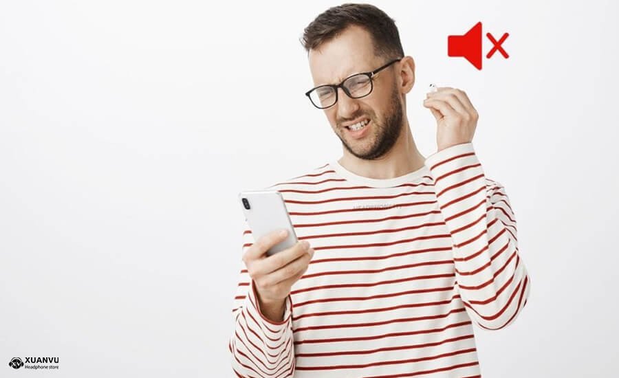 Tai nghe Bluetooth đặt gần điện thoại, biểu thị quá trình ghép nối hoặc khắc phục lỗi kết nối.
