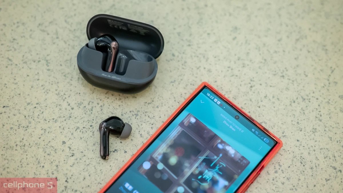 Tai nghe bluetooth Soundpeats in-ear nhỏ gọn, mang lại sự thoải mái khi sử dụng