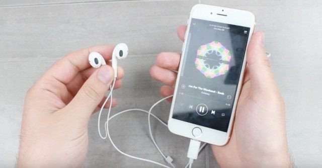 Tai nghe có dây bị rè do jack cắm lỏng lẻo