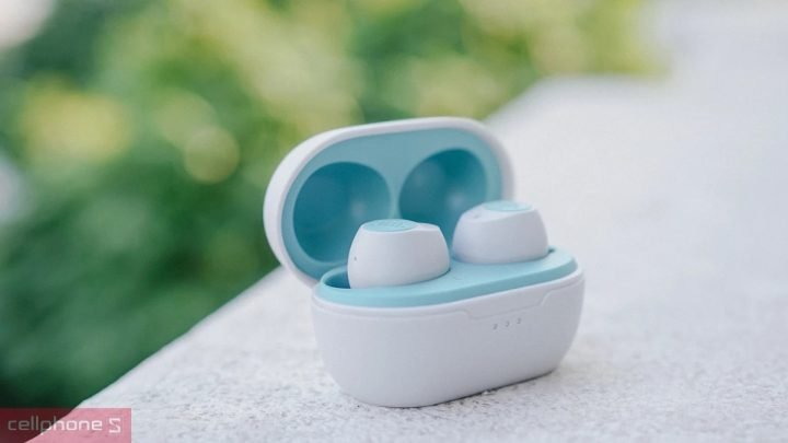 Tai nghe JBL chụp tai màu đen, minh họa nguồn gốc thương hiệu