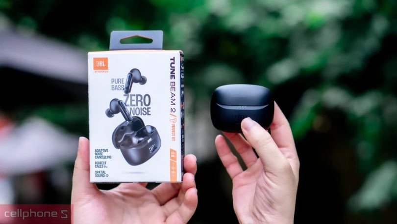 Tai nghe JBL Tune Beam 2 màu đen trong hộp sạc