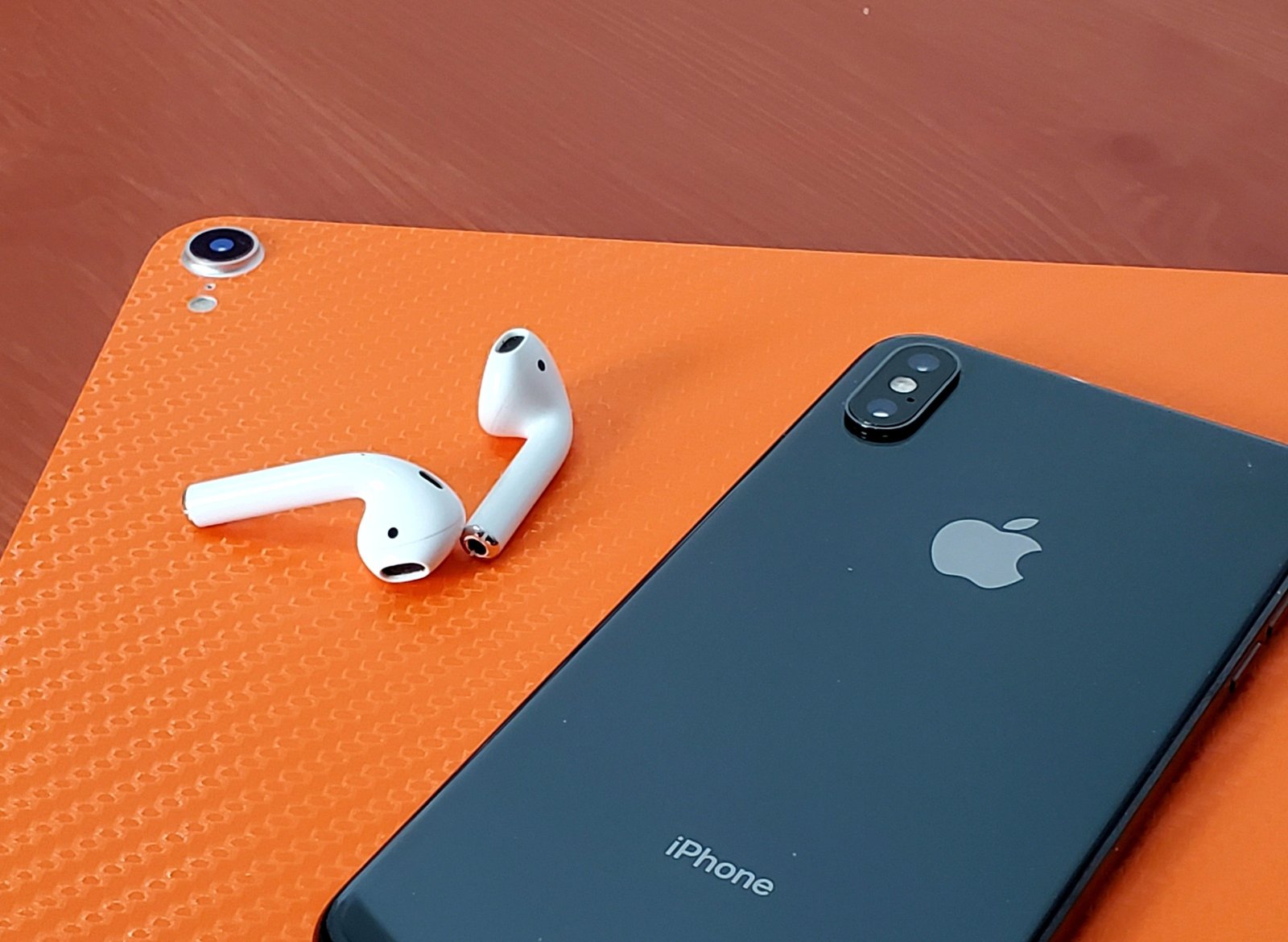 Tai nghe không dây Apple Airpods 2 với thiết kế earbud, đảm bảo đeo thoải mái và không mỏi tai