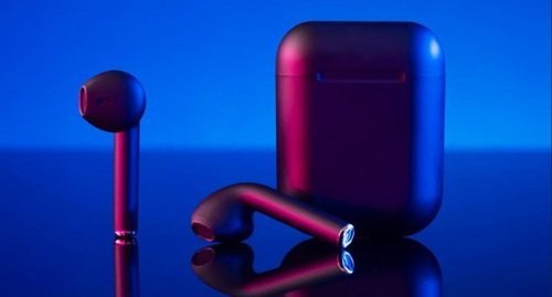 Tai nghe không dây TheSpark Shop Batman style earbuds màu đen bên trong hộp sạc hình khiên Batman