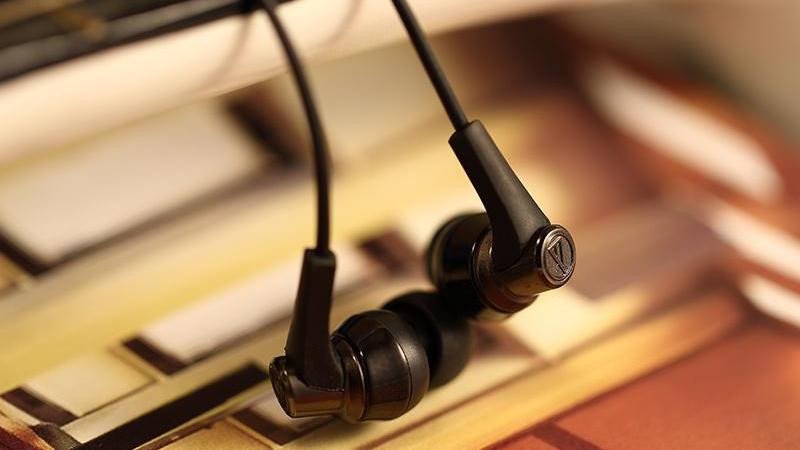 Tai nghe kiểm âm nhét tai Audio Technica ATH-CKR3 với driver 9.8mm cho âm thanh chi tiết