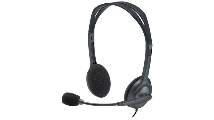 Tai nghe Logitech H111 đeo trên tai người dùng