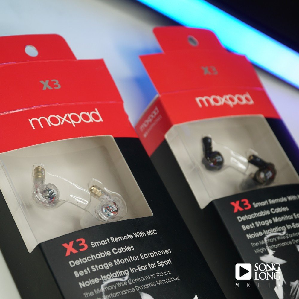 Tai nghe Moxpad X3 với thiết kế ôm sát tai, màu xanh trong suốt