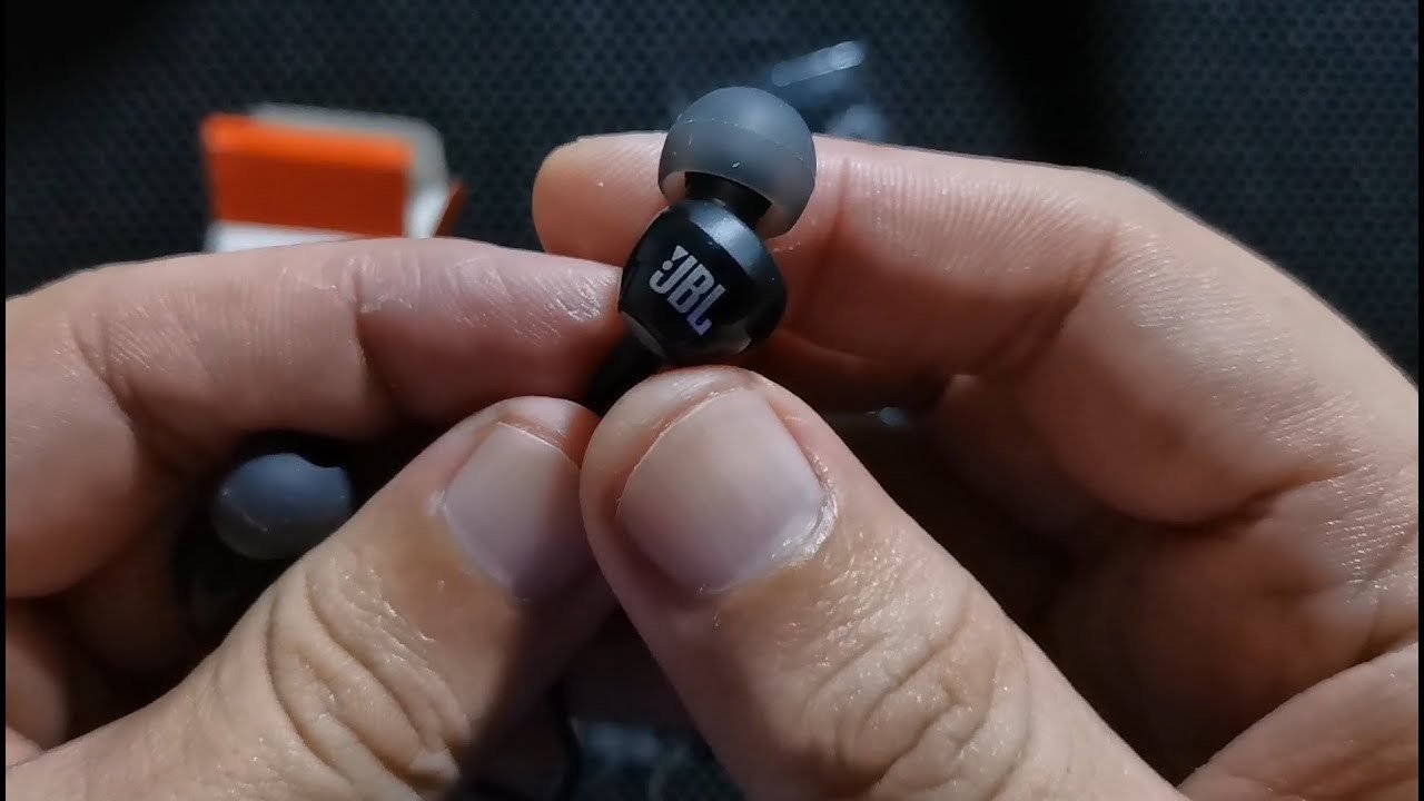 Tai nghe nhét tai JBL C150SI màu đen, có mic điều khiển trên dây