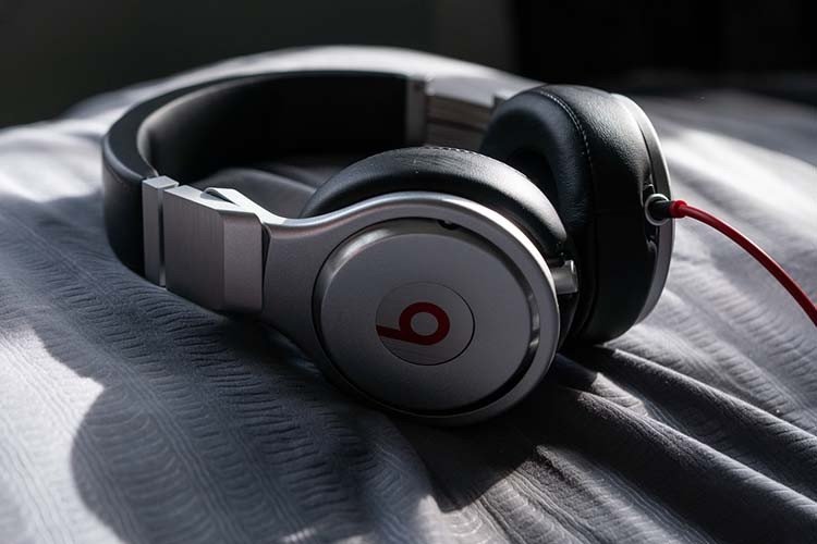 Tai nghe Over-ear màu đen với đệm tai lớn, tượng trưng cho trải nghiệm âm thanh chất lượng cao