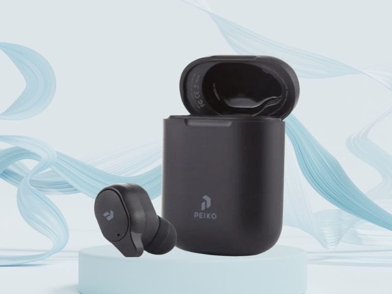 Tai nghe phiên dịch thông minh PEIKO với hộp sạc nhỏ gọn, hỗ trợ đa ngôn ngữ và hiển thị văn bản.