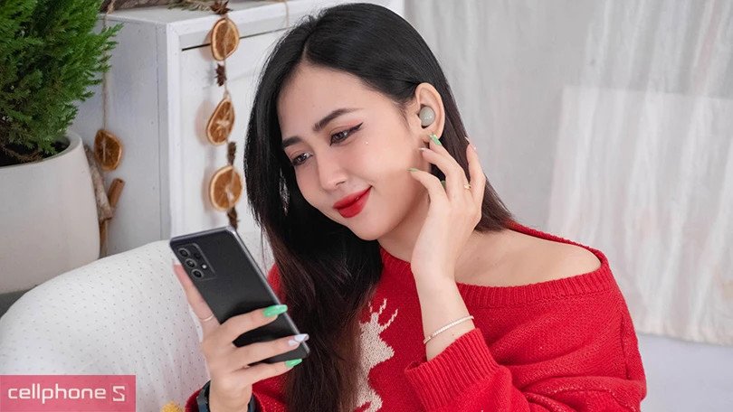Tai nghe Samsung Galaxy Buds 2 đang được đeo trên tai, minh họa tính năng đàm thoại rõ ràng