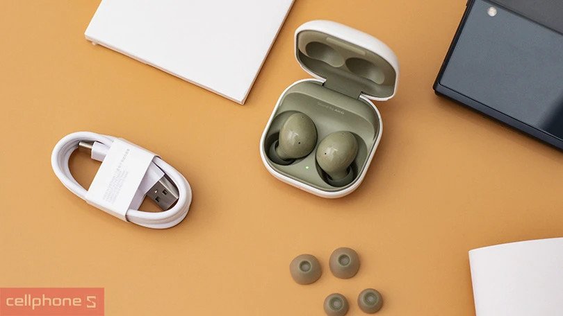 Tai nghe Samsung Galaxy Buds 2 màu đen đang được kết nối với điện thoại thông minh qua Bluetooth