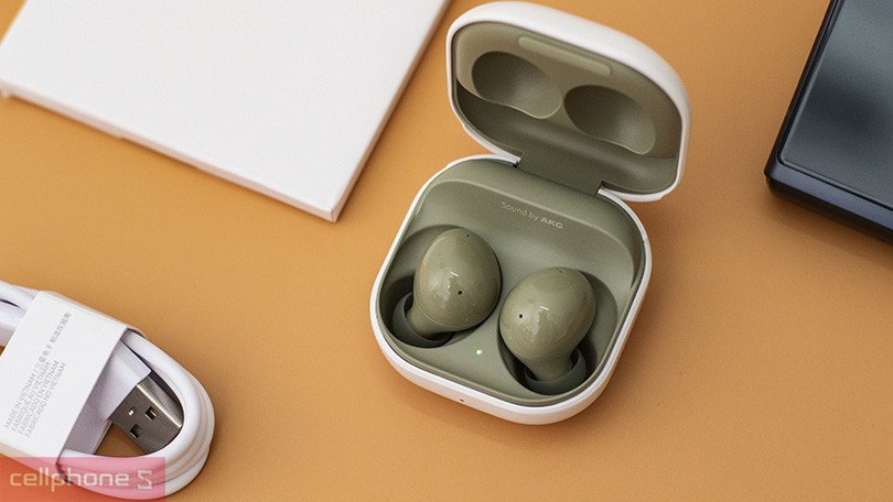 Tai nghe Samsung Galaxy Buds 2 và hộp sạc đang hiển thị dung lượng pin