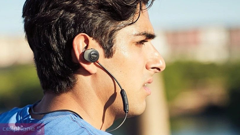 Tai nghe thể thao in-ear có dây trùm qua gáy, cố định chắc chắn khi vận động.