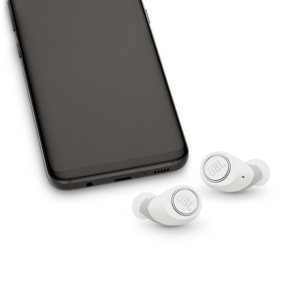 Tai nghe true wireless JBL Free màu trắng đang được sạc trong hộp đựng