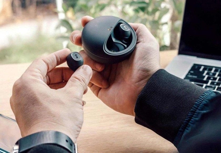 Tai nghe TWS trong hộp sạc, sẵn sàng cho việc reset hoặc ghép nối mới