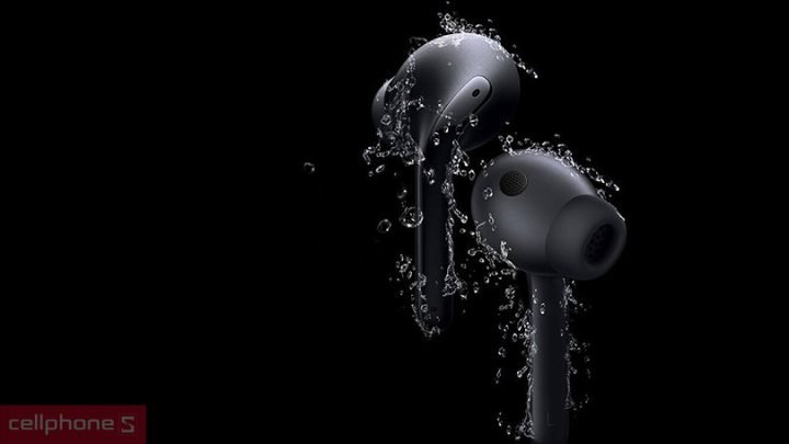 Tai nghe Xiaomi Buds 3 màu trắng với thiết kế nhỏ gọn và khả năng kháng nước IP55