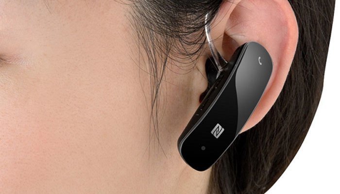Tài xế ô tô đeo tai nghe tập trung lái xe