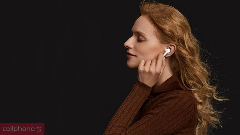 Thao tác chạm vật lý trên thân tai nghe Xiaomi Buds 3 để điều khiển chức năng