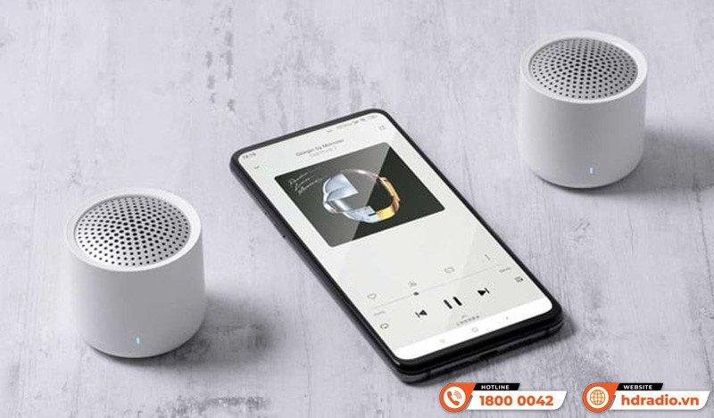 Thiết bị di động và hai loa Bluetooth hoạt động cùng lúc, minh họa việc phát 2 loa Bluetooth cùng lúc Android.