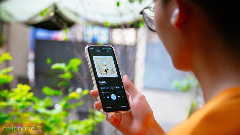 Thiết kế công thái học và màu sắc đa dạng của tai nghe Bluetooth Redmi Buds 5