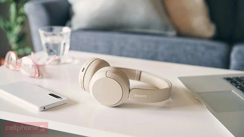 Thiết kế gập gọn và màu sắc hiện đại của tai nghe bluetooth chụp tai Sony WH-CH520