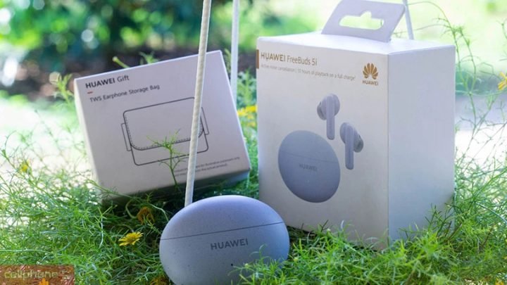 Thiết kế in-ear hiện đại của tai nghe Huawei Freebuds 5i với hộp sạc bo cong tinh tế.