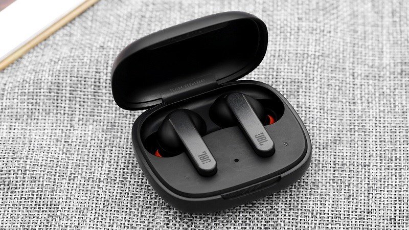 Thực hiện reset tai nghe Bluetooth JBL bằng cách giữ nút âm lượng