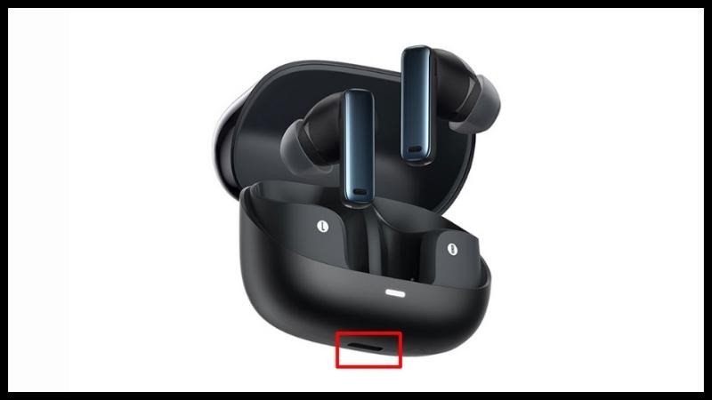 Vệ sinh cổng sạc của tai nghe Baseus để đảm bảo kết nối sạc ổn định