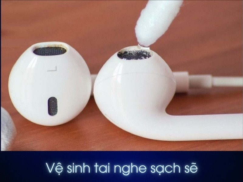 Vệ sinh định kỳ để tránh tai nghe Bluetooth không nghe được 1 bên do bụi bẩn