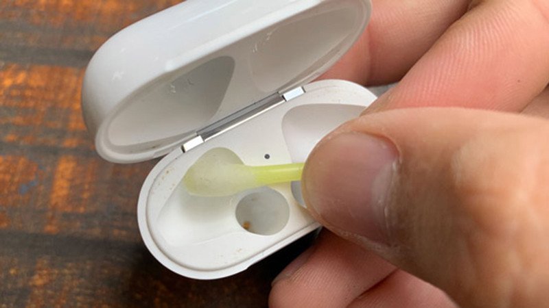Vệ sinh hộp sạc tai nghe True Wireless
