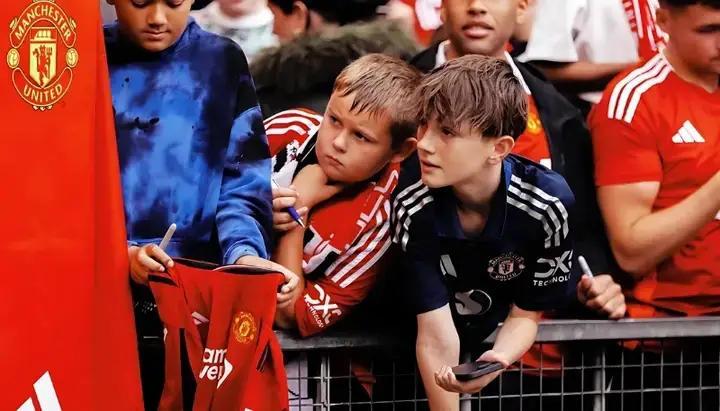 Tại Sao Nên Chọn Ảnh Nền Manchester United Cho Máy Tính?