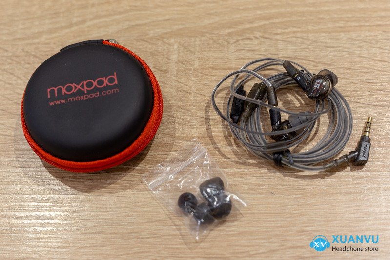 Các phụ kiện đi kèm bao gồm đệm tai và hộp đựng của tai nghe Moxpad X3