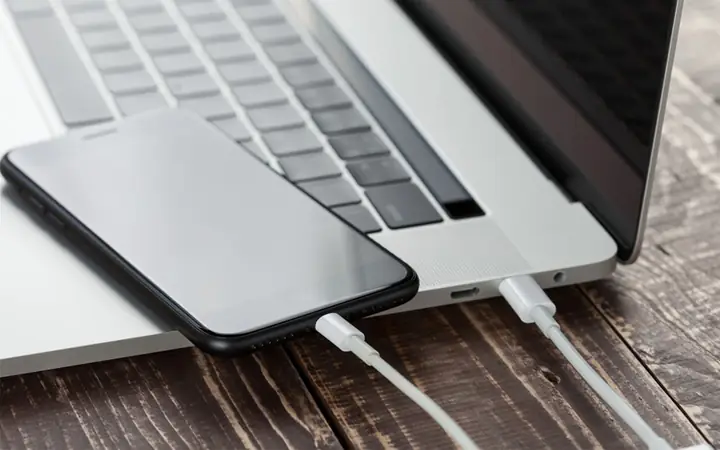 Sử Dụng Dây Cáp Chuyển Có Đầu Usb Để Chuyển Ảnh Từ Iphone Sang Máy Tính Sử Dụng Dây Cáp Chuyển Có Đầu Usb Để Chuyển Ảnh Từ Iphone Sang Máy Tính