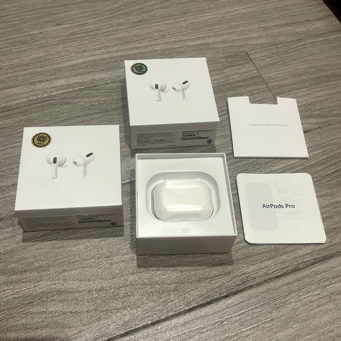 Cận cảnh thiết kế tai nghe mô phỏng AirPods Pro