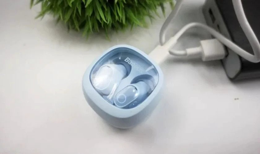 Hình ảnh minh họa cách sạc pin cho hộp tai nghe Baseus WM02