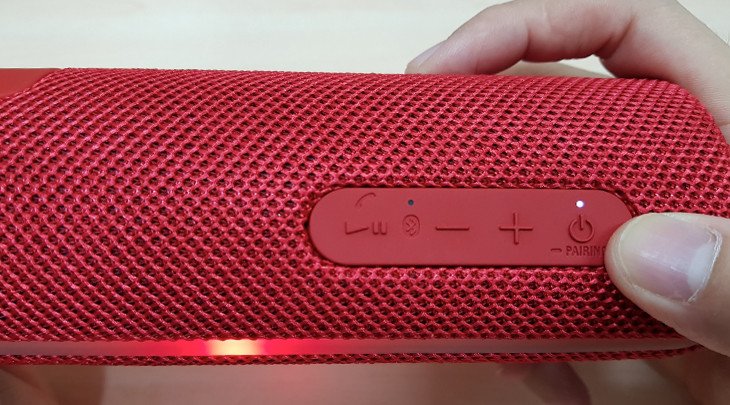 Hình ảnh minh họa giữ nút nguồn trên loa Bluetooth để bật chế độ ghép đôi