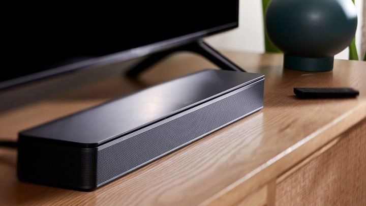 Hình ảnh minh họa loa Bluetooth được đặt gọn gàng cạnh TV Samsung