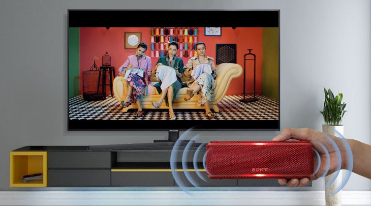 Hình ảnh minh họa một chiếc TV Samsung đang phát nhạc qua thiết bị âm thanh không dây